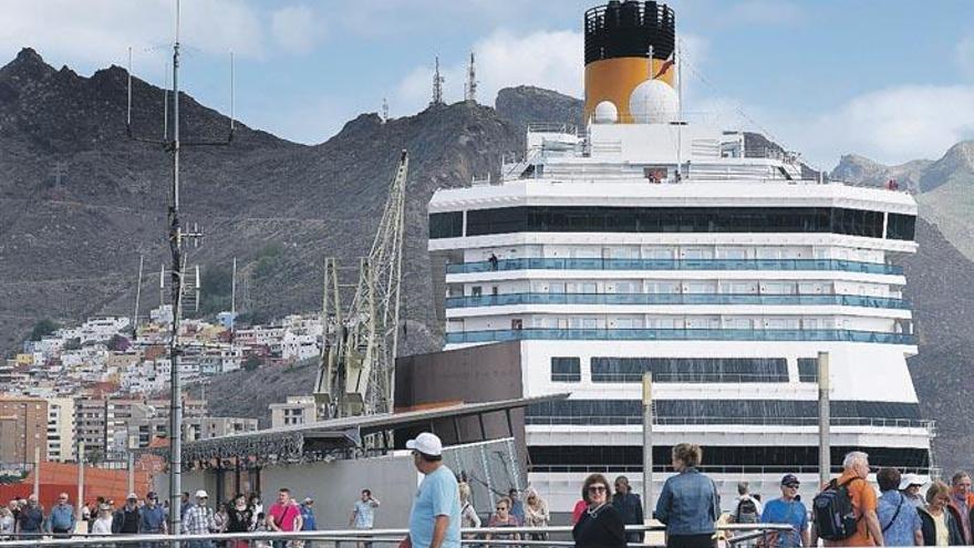 Pasajeros en la terminal de cruceros del puerto de Santa Cruz de Tenerife.