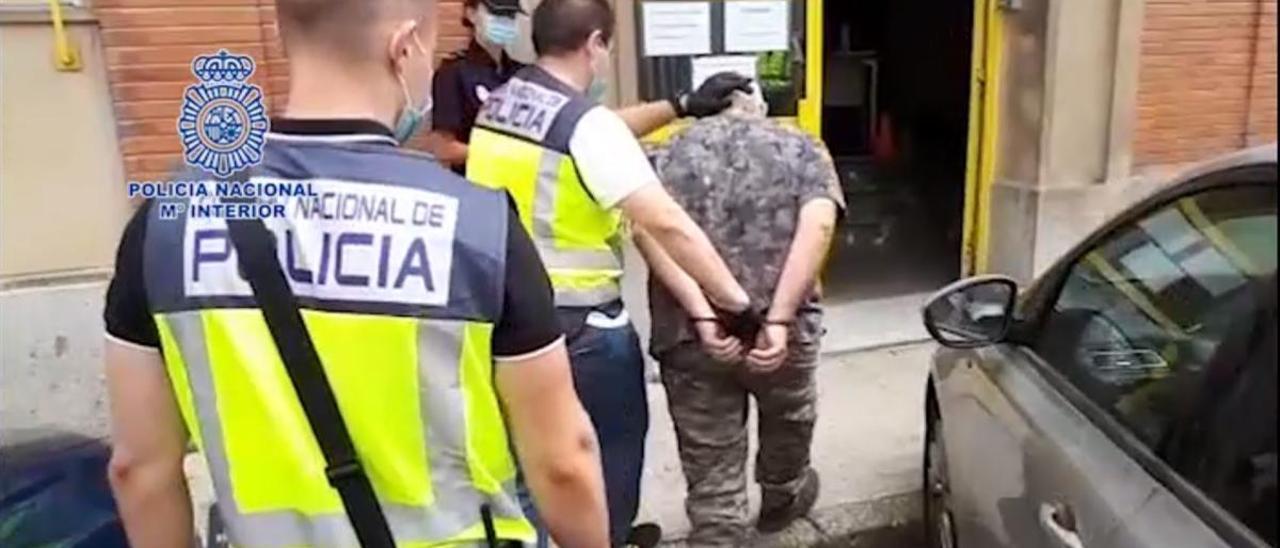 Momento de la detención del matrimonio español, de 59 y 56 años, como presuntos autores del asesinato.