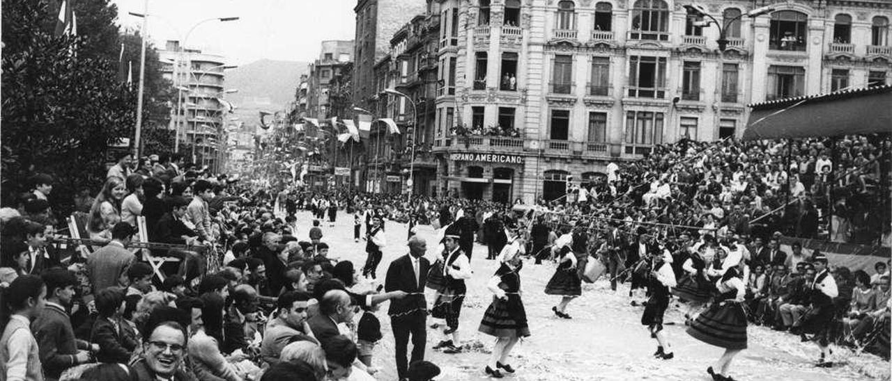 Desfile del Día de América en Asturias en la calle Uría al final de los años sesenta.