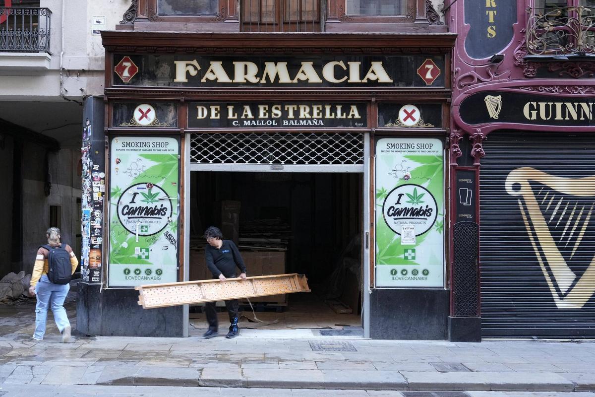 Barcelona 01/04/2026 Tema sobre evolución datos comercio emblemático en Barcelona. fotos de Antigua farmacia La Estrella, en obras en Ferran, 7 Fotografía de Ferran Nadeu