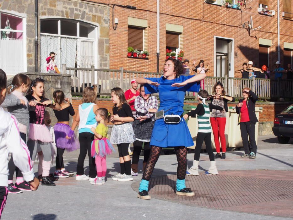 Carbayín Bajo baila con el colectivo "La xata la rifa"