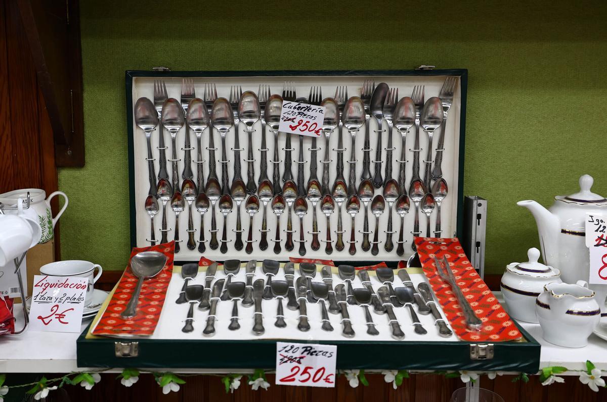 Regalos Izquierdo-Tello,  la tienda de toda la vida que dice adiós al barrio de Torrero: "Estamos aquí desde que se vendía a la antigua"