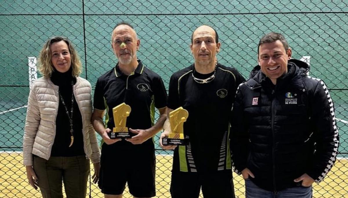 Andreu Clopés i Iván Granero, del Club Pelotari Santa Coloma “A” posant amb el trofeu de Pilota Lenta de Veterans 2026