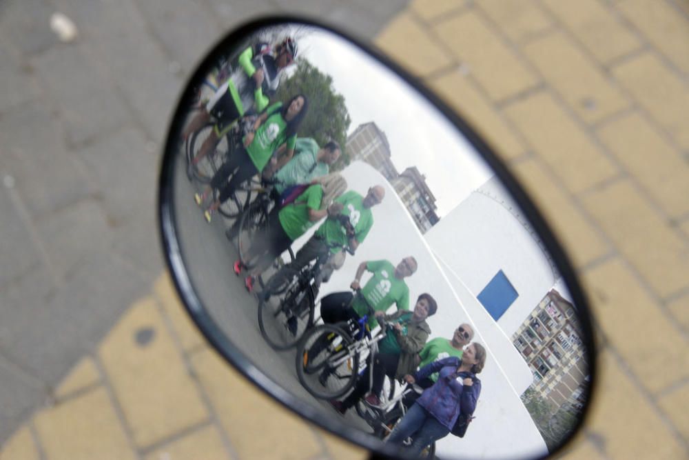 La plataforma que demanda un gran espacio verde en la ciudad protagoniza una marcha ciclista este sábado, con el apoyo de miembros de IU y Podemos, desde el parque Huelin hasta los terrenos de Repsol.