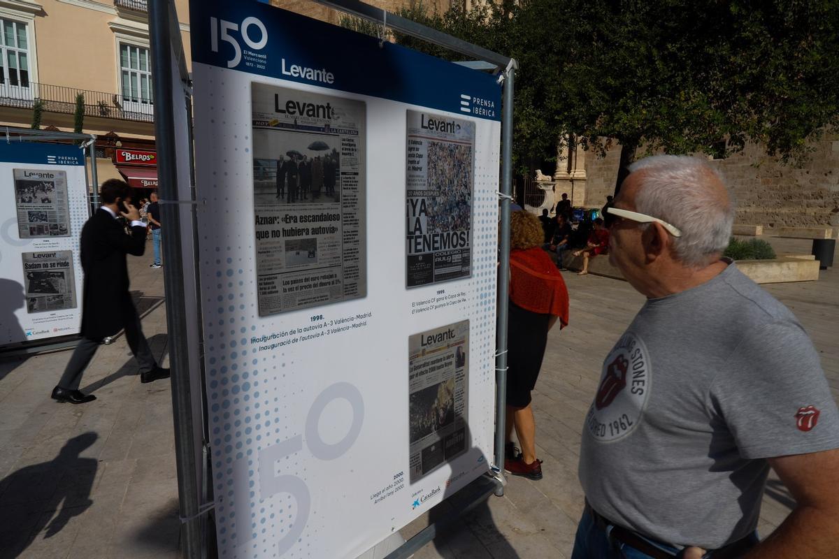 El público descubre la exposición de Levante-EMV en la plaza de la Reina de València El público descubre la exposición de Levante-EMV en la plaza de la Reina de València