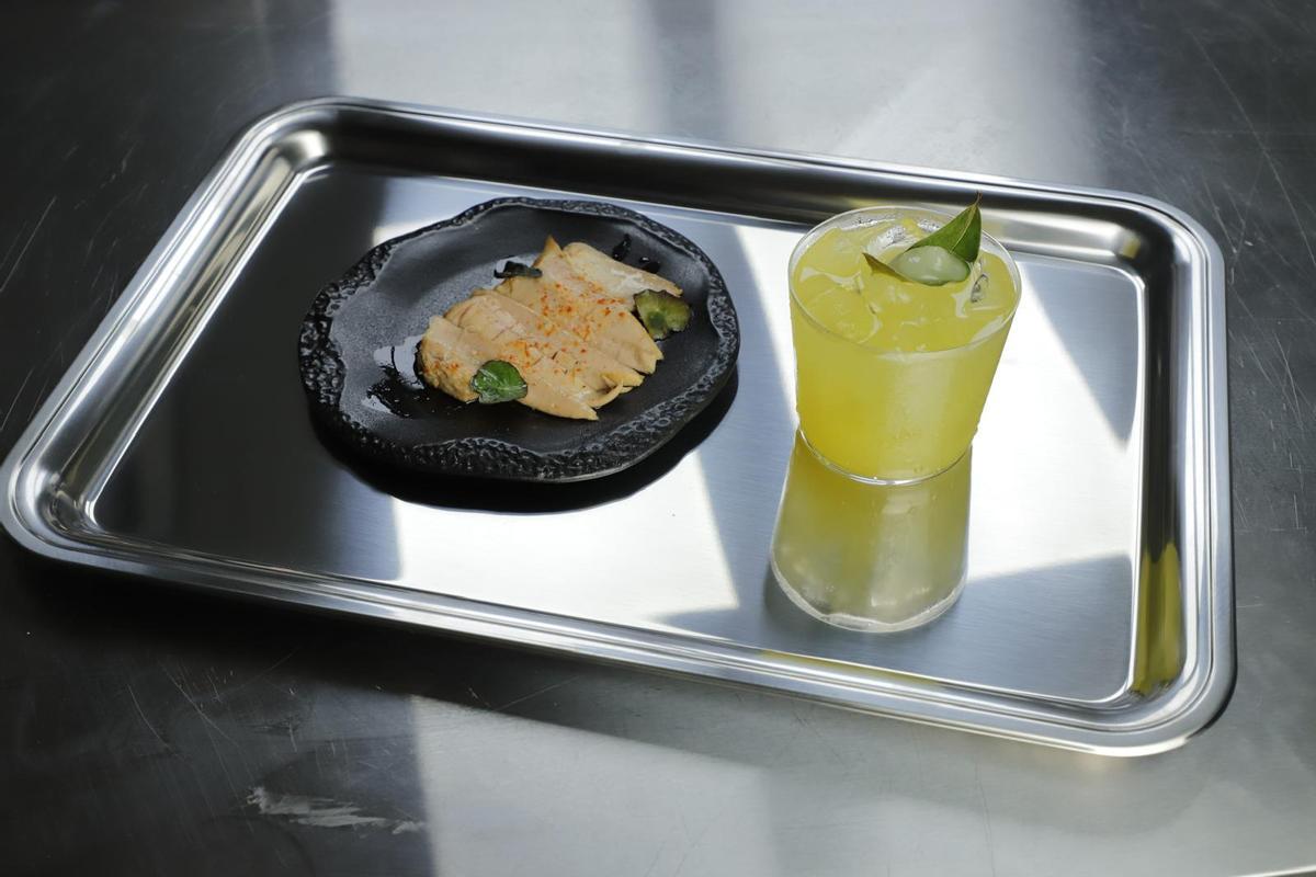 Lomito de berenjena, tartar de atún y una selección de productos pensados para compartir alrededor de una copa.