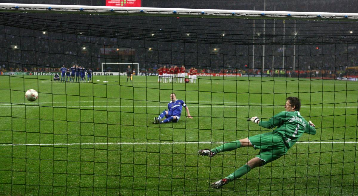 UCL67 - MOSCÚ (RUSIA), 21/05/08.- El portero Edwin van der Sar (D), del Manchester United, después de atajar el tiro penal pateado por John Terry (I), del Chelsea, quien se lamenta, durante la definición por esta vía de la final de la Liga de Campeones que enfrentó hoy, 21 de mayo de 2008, a ambos equipos en el estadio Luzhniki de Moscú (Rusia). El Manchester obtuvo el título. EFE/SERGEI ILNITSKY /PROHIBIDO SU USO EN DISPOSITIVOS MÓVILES