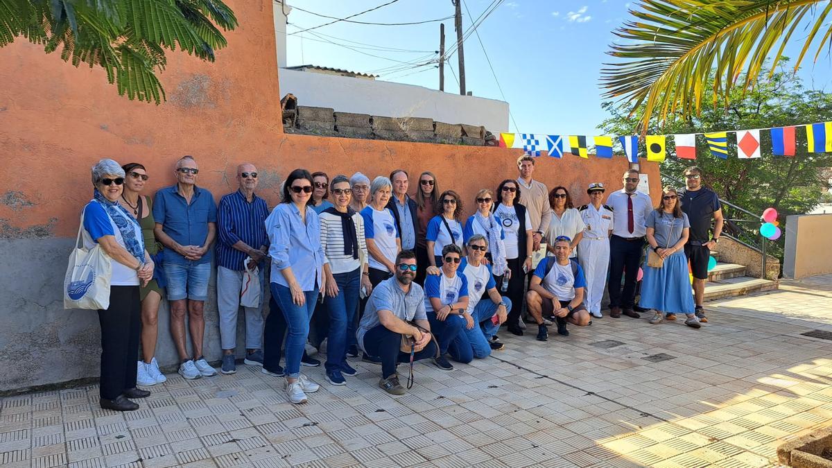 Familiares de vigías y organizadores del 130 aniversario del Semáforo de Igueste de San Andrés, junto a la placa conmemorativa del homenaje.