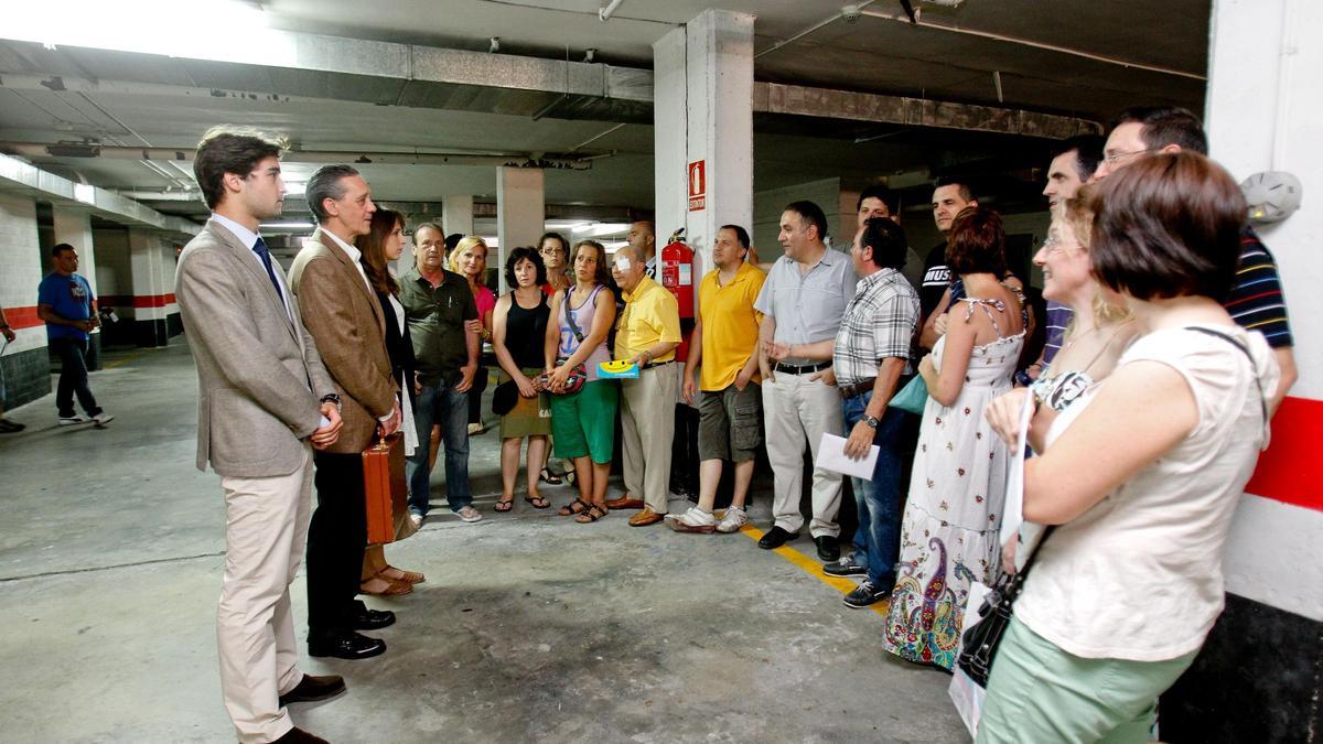 Asamblea vecinal en 2013; Palazón, a la izquierda con un maletín.