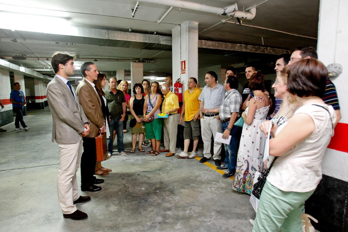 Asamblea vecinal en 2013; Palazón, a la izquierda con un maletín.