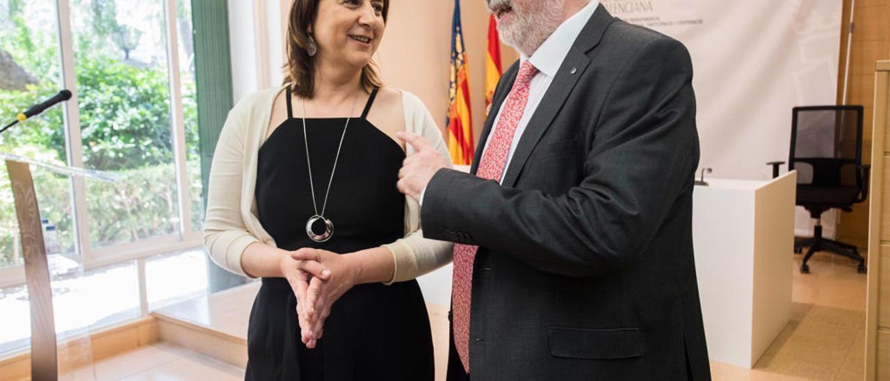 La consellera Rosa Pérez, con su antecesor, Manuel Alcaraz.