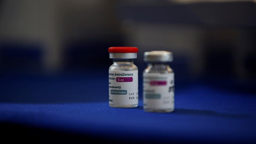 Los vacunados con AstraZeneca esperan la decisión sobre su segunda dosis