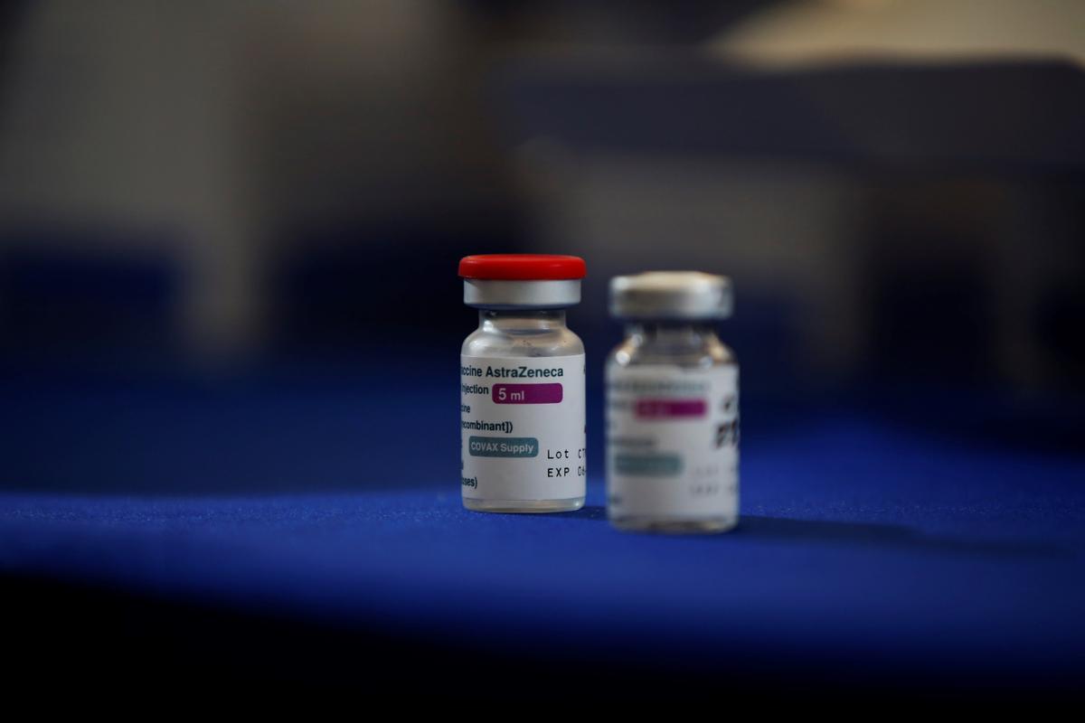 Los vacunados con AstraZeneca esperan hoy la decisión sobre su segunda dosis