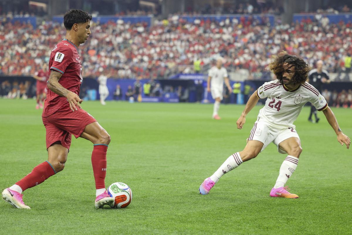 Cucurella defiende una internada portuguesa por la banda. Cucurella defiende una internada portuguesa por la banda.