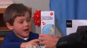 Un petit geni prefereix un puzle a una tauleta, perquè no és un iPad.