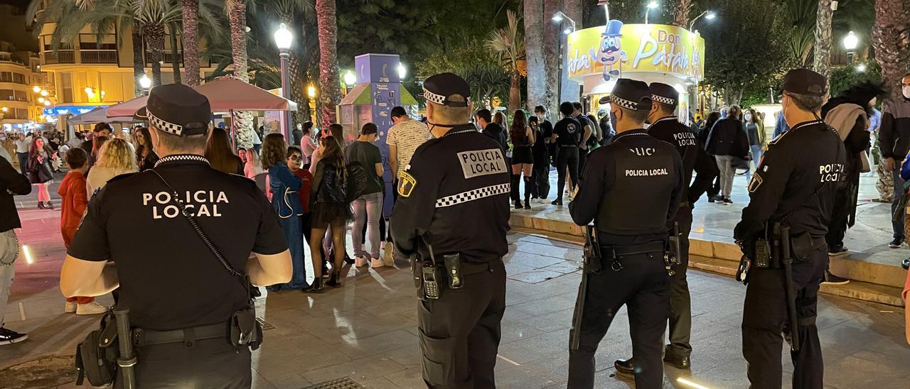 Agentes de la Policía Local patrullando por la Glorieta en la noche de Halloween