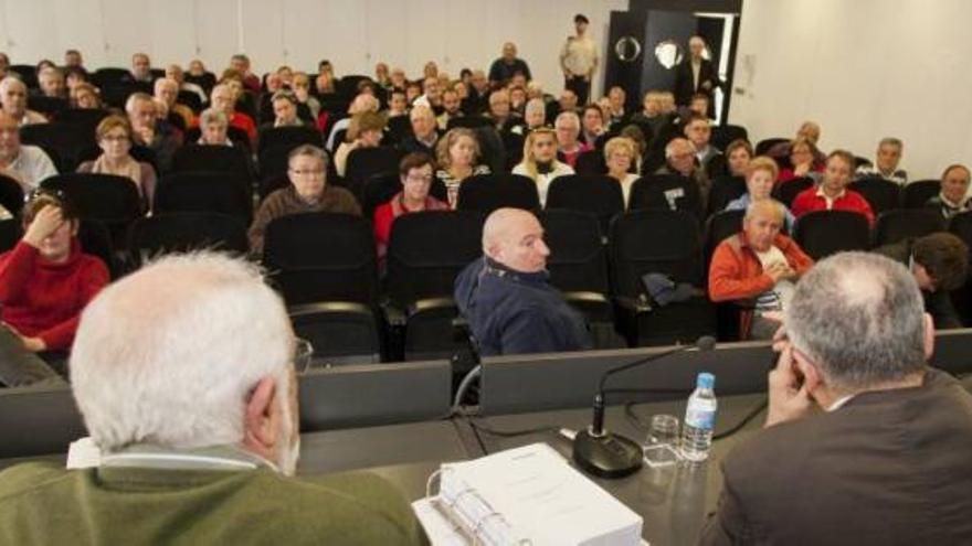 El Centro de Congresos «Ciutat d&#039;Elx» acogió ayer la asamblea de impositores de la CAM.