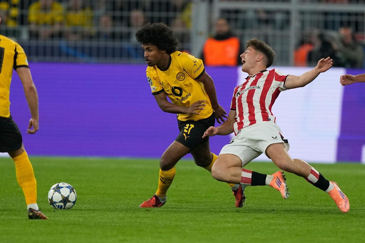 Karim Adeyemi y Mikel Jauregizar en el Dortmund-Athletic