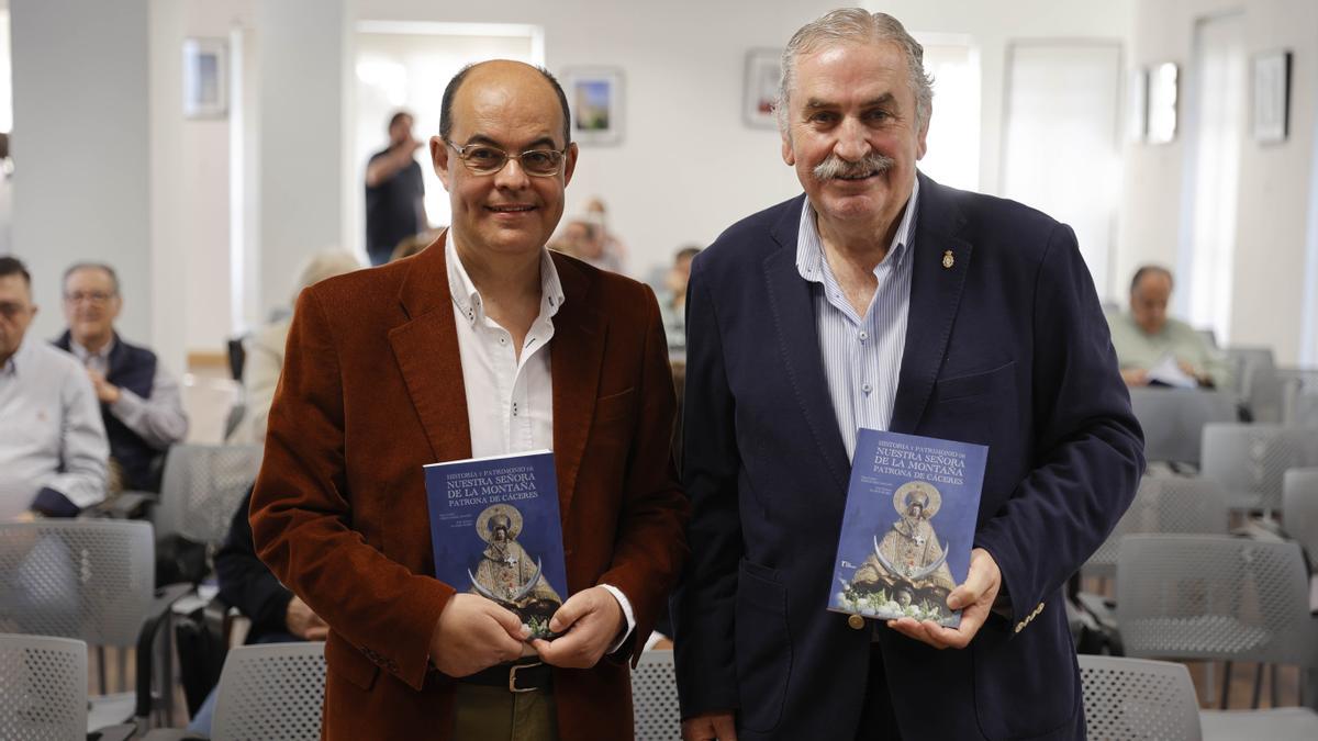 Juan Carlos Fernández Rincón y José Antonio Ramos Rubio presentan su libro.