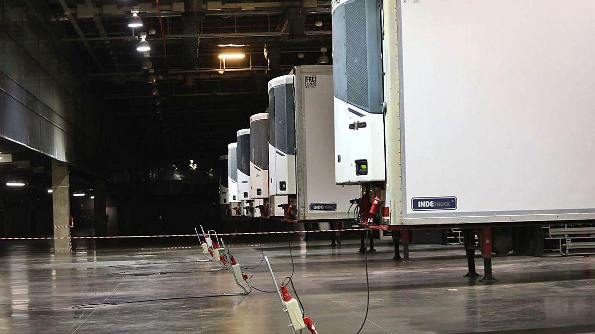 Seis camiones frigoríficos almacenan residuos sanitarios ante el desborde en los hospitales, ayer.