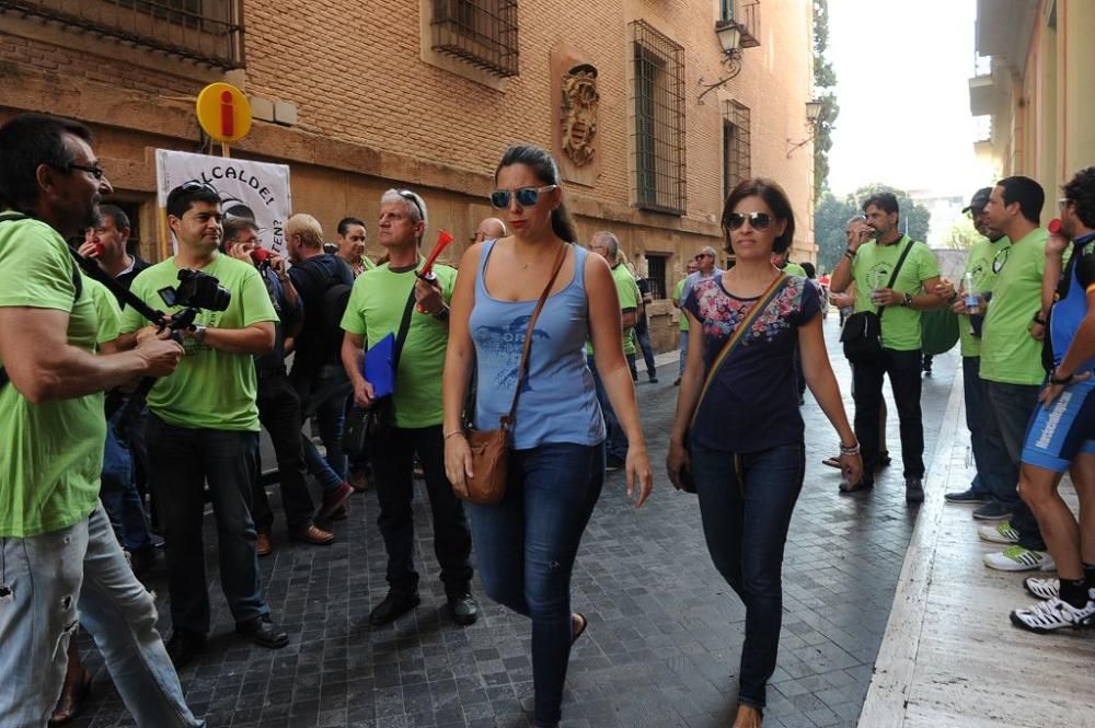 Pleno municipal con protesta