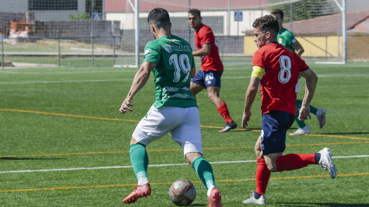 Javi González, a la derecha, con el 8, en el partido ante el Moralo, el único que ha perdido el Diocesano.