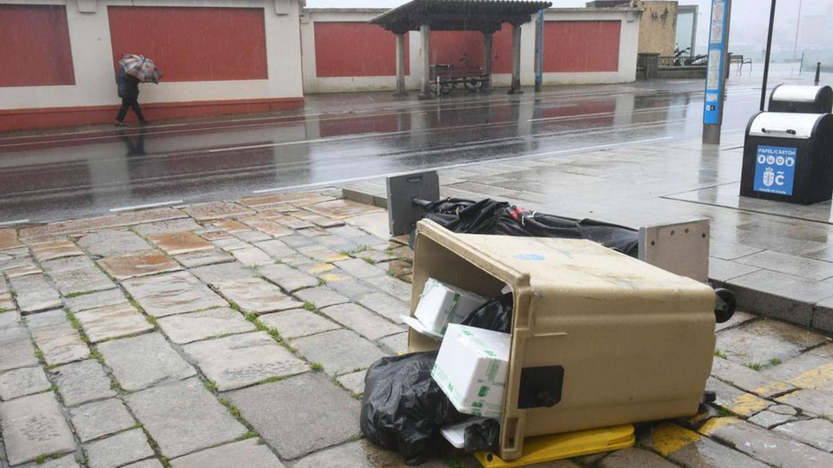 Alerta naranja en A Coruña: Vientos de más de 90 km/h causan la caída de tejas, planchas y antenas en el primer día de temporal