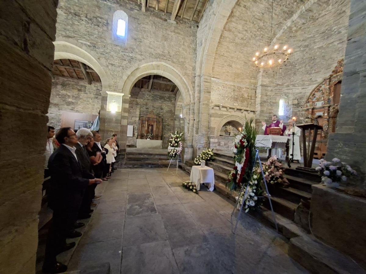 En imágenes: La iglesia de Santa María, en Villanueva, se llena para dar el último adiós a Enrique López En imágenes: La iglesia de Santa María, en Villanueva, se llena para dar el último adiós a Enrique López