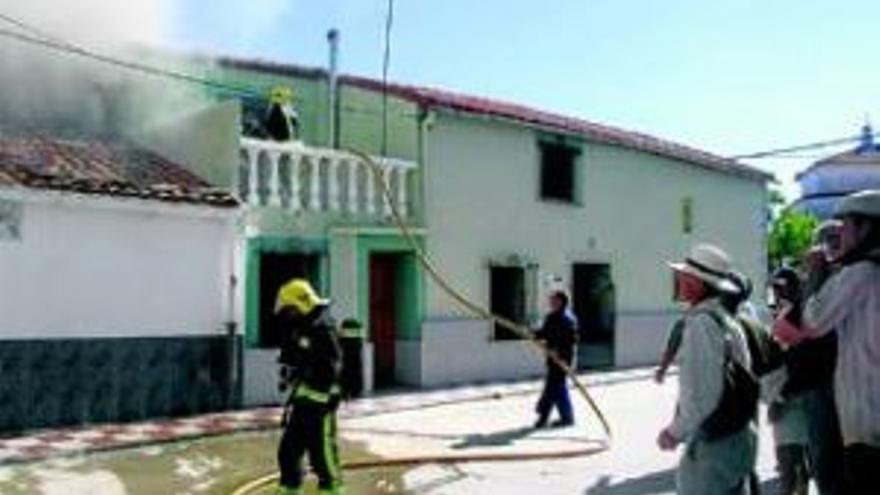 Un incendio provoca daños en tres viviendas en Acehúche