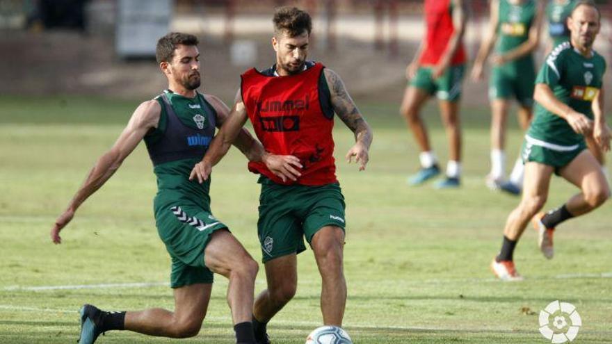 Los jugadores del Elche entrenando en el polideportivo de Altabix