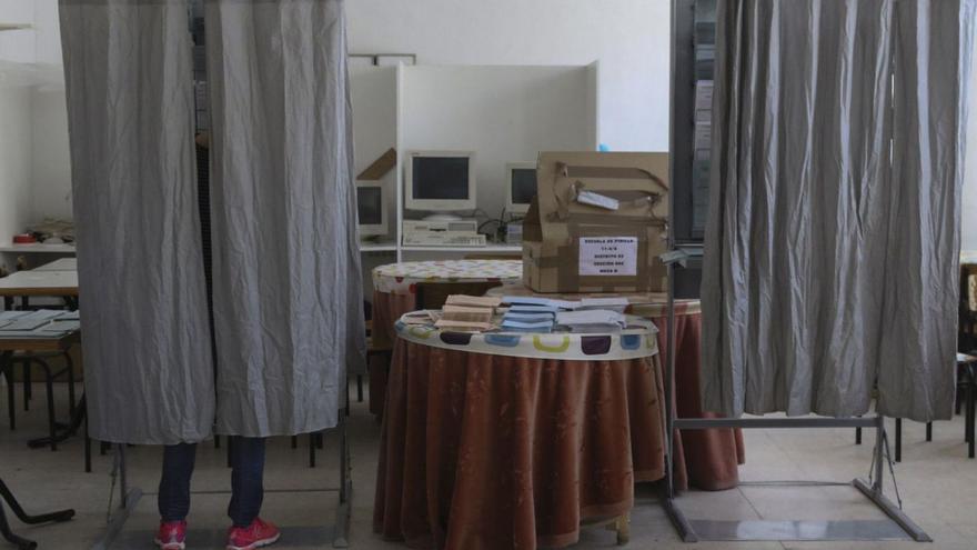 Un ciudadano vota en secreto durante las últimas municipales de 2019.