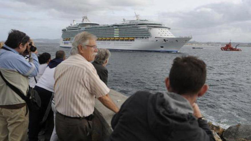 Curiosos siguen desde la costa la llegada de un trasatlántico a A Coruña. / Eduardo Vicente