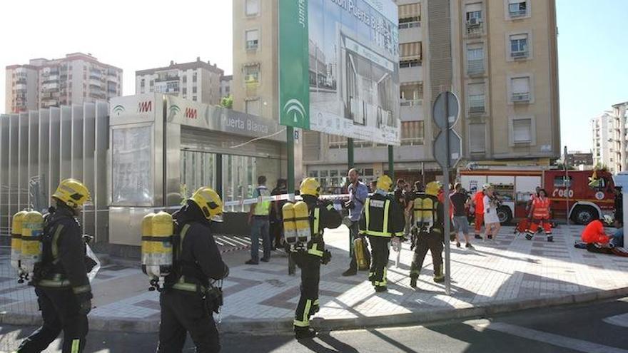 Bomberos actuando en un simulacro en la estación de metro de Puerta Blanca.