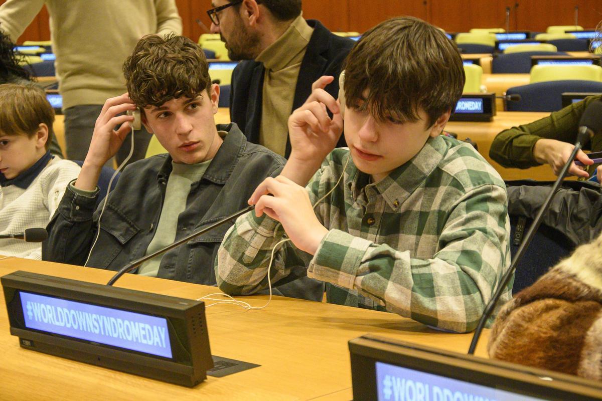 El joven vigués Martín Zabaleta, en primer término, durante la sesión en la ONU.