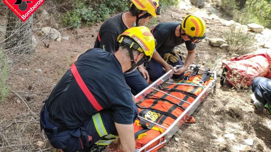 Los bomberos rescatan a una mujer en las Fuentes del Algar