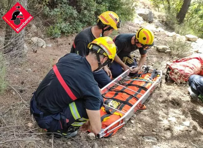 Los bomberos rescatan a una mujer en las Fuentes del Algar
