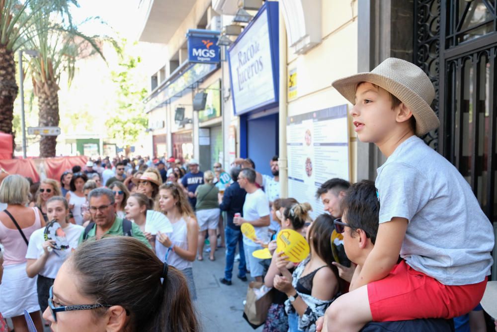 La mascletà de la pirotecnia valenciana Fuegos Artificiales del Mediterráneo hace retumbar la emblemática plaza con un disparo compacto con un potente final terrestre y aéreo