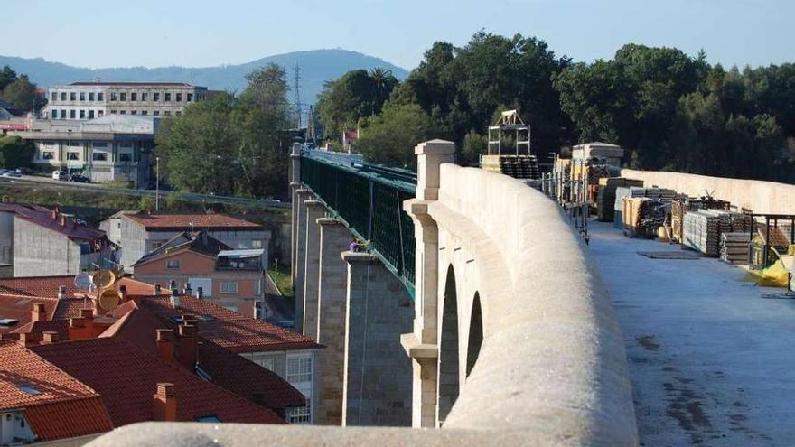 El viaducto antiguo de Redondela completamente restaurado, ya sin los andamios en sus pilares.