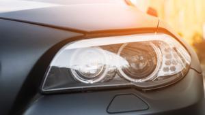 Hay que cuidar también de los faros del coche.