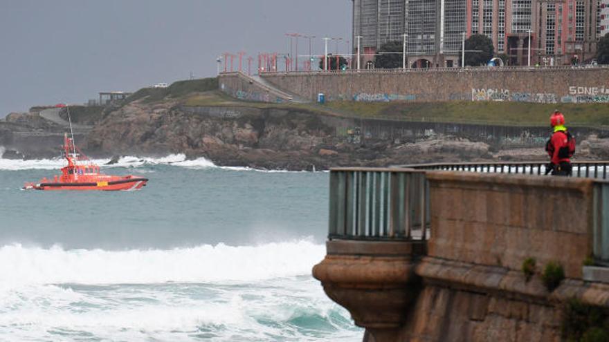 Buscan a una joven de Ourense engullida por el mar en A Coruña