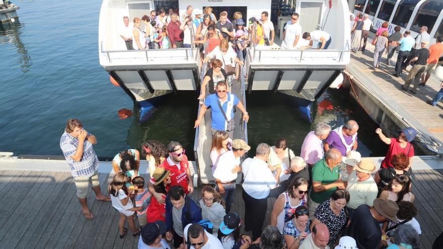 Turistas en los barcos de pasaje de O Grove.