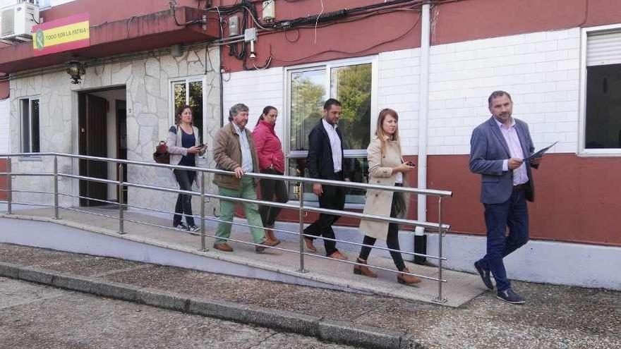 Marcos Besada seguido de los concejales del gobierno saliendo del cuartel de la Guardia Civil. // D.P.