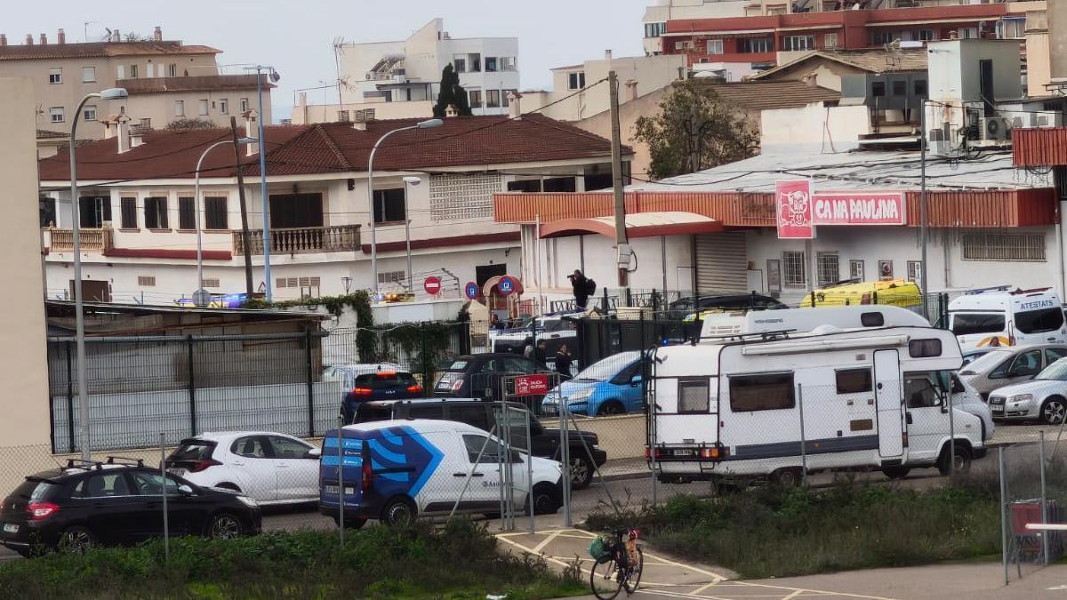 Ambulancias en el lugar del accidente en el Coll den Rabassa este mediodía.