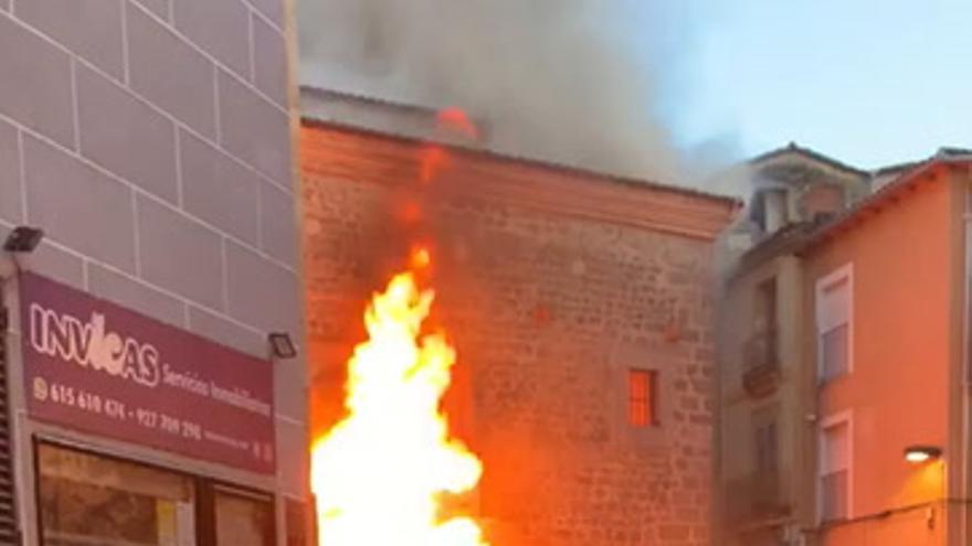 Arde la iglesia de San Martín de Plasencia