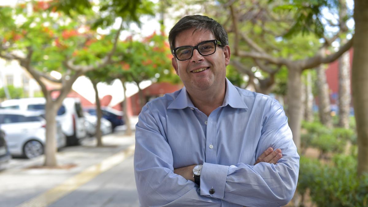 El profesor, investigador y escritor Jonathan Allen, en las inmediaciones del Campus del Obelisco de la ULPGC.