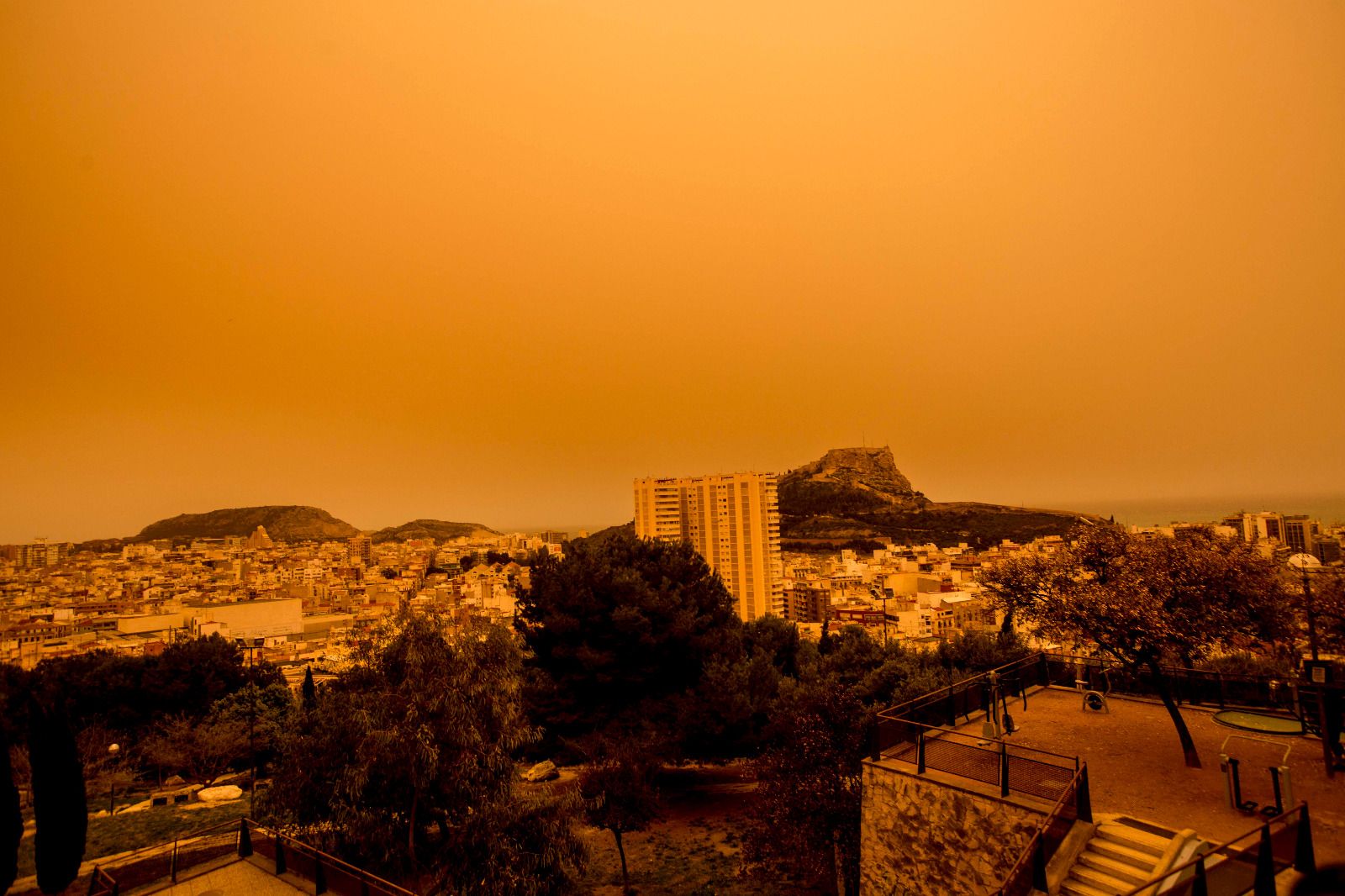 El color rojo por el polvo del Sáhara toma el cielo de Alicante