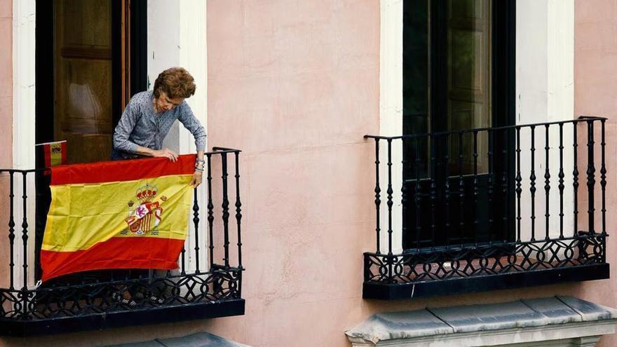 Confirmado por la Ley de Propiedad Horizontal: multado con 3.000 euros por colgar la bandera de España en tu balcón si la comunidad obtiene una resolución favorable