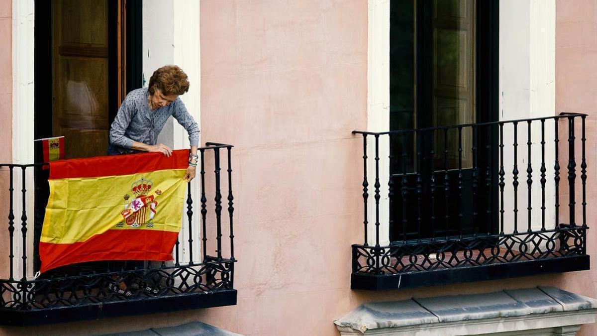 Colgar la bandera de España en tu balcón puede salirte caro: esto es lo que dice realmente la ley