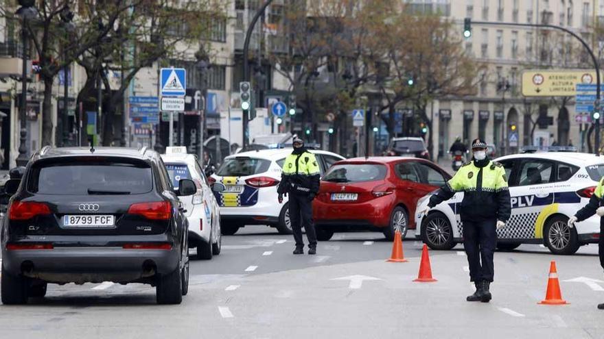 Efectivos policiales realizan un control.