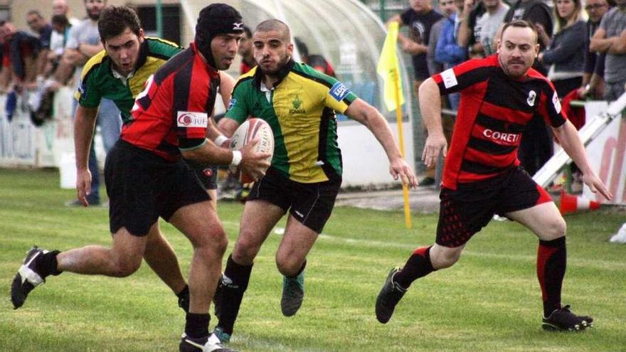 Un instante de un partido anterior del Coreti Rugby Lalín en el Manuel Anxo Cortizo. // Bernabé/Luismy